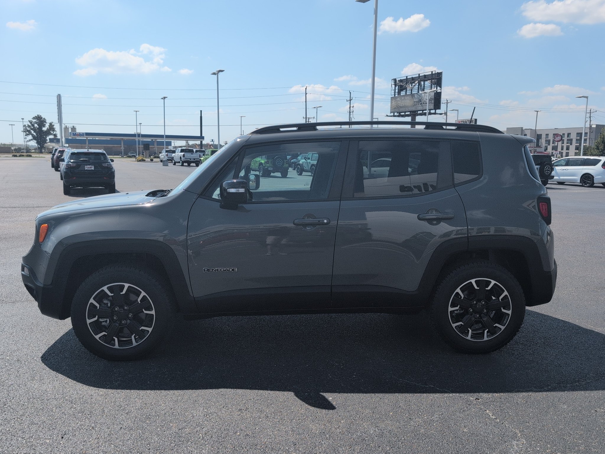 Used 2023 Jeep Renegade Latitude AWD/4WD image 4