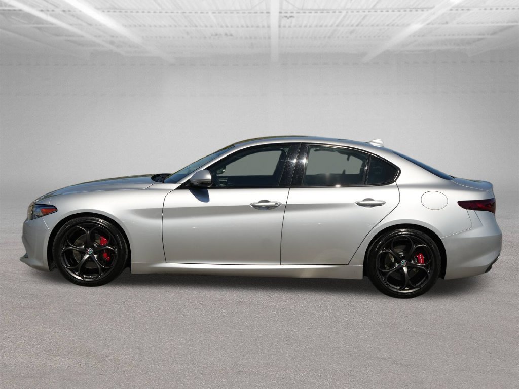 Used 2017 Alfa Romeo Giulia Ti w/ TI 19" Sport Package RWD image 4