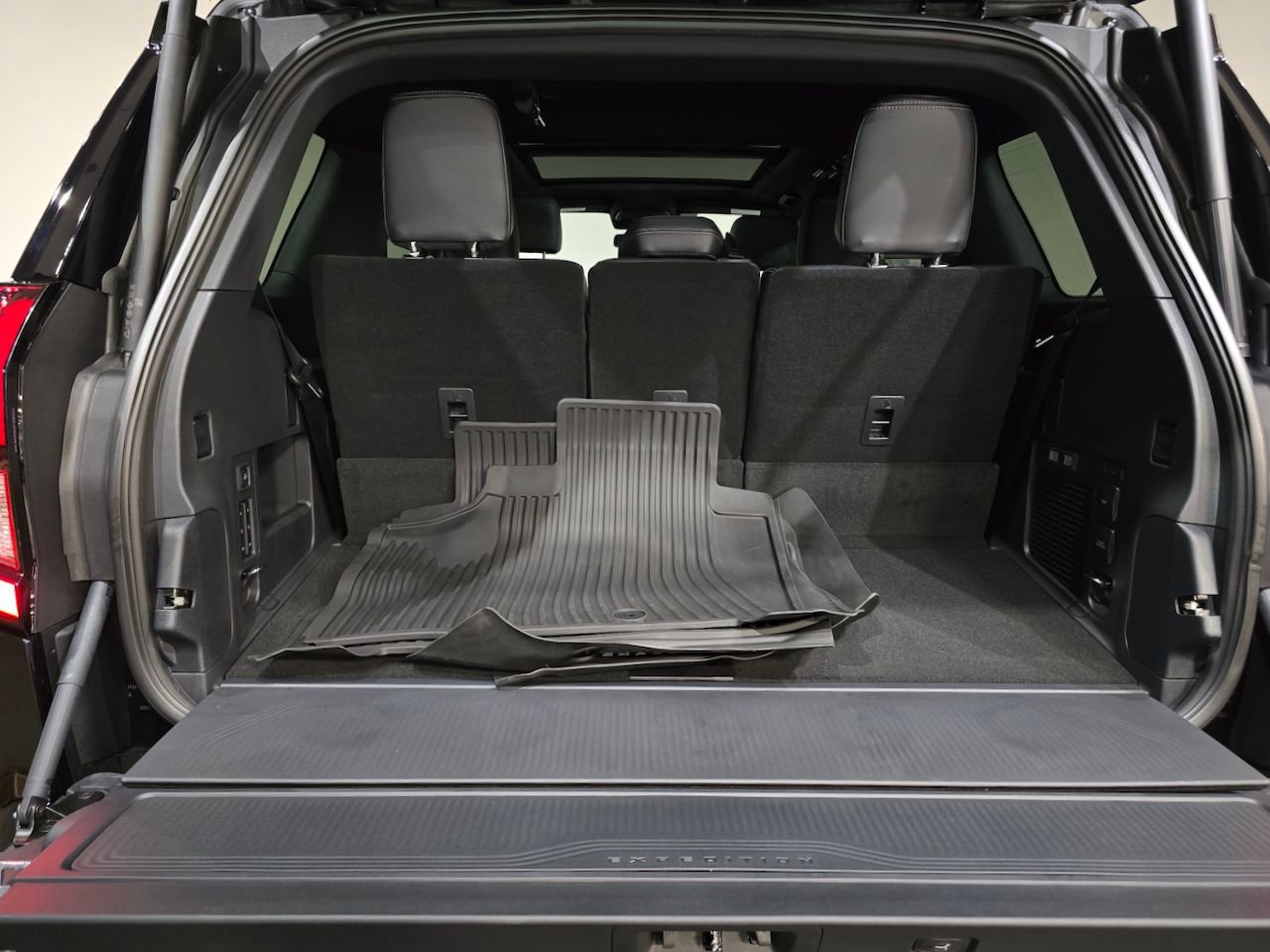 New 2025 Ford Expedition Platinum w/ Stealth Performance Package image 11