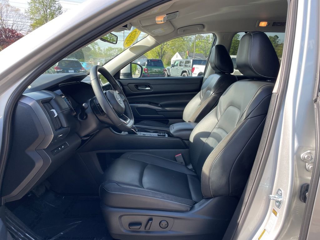 Used 2025 Nissan Pathfinder SL AWD/4WD image 4