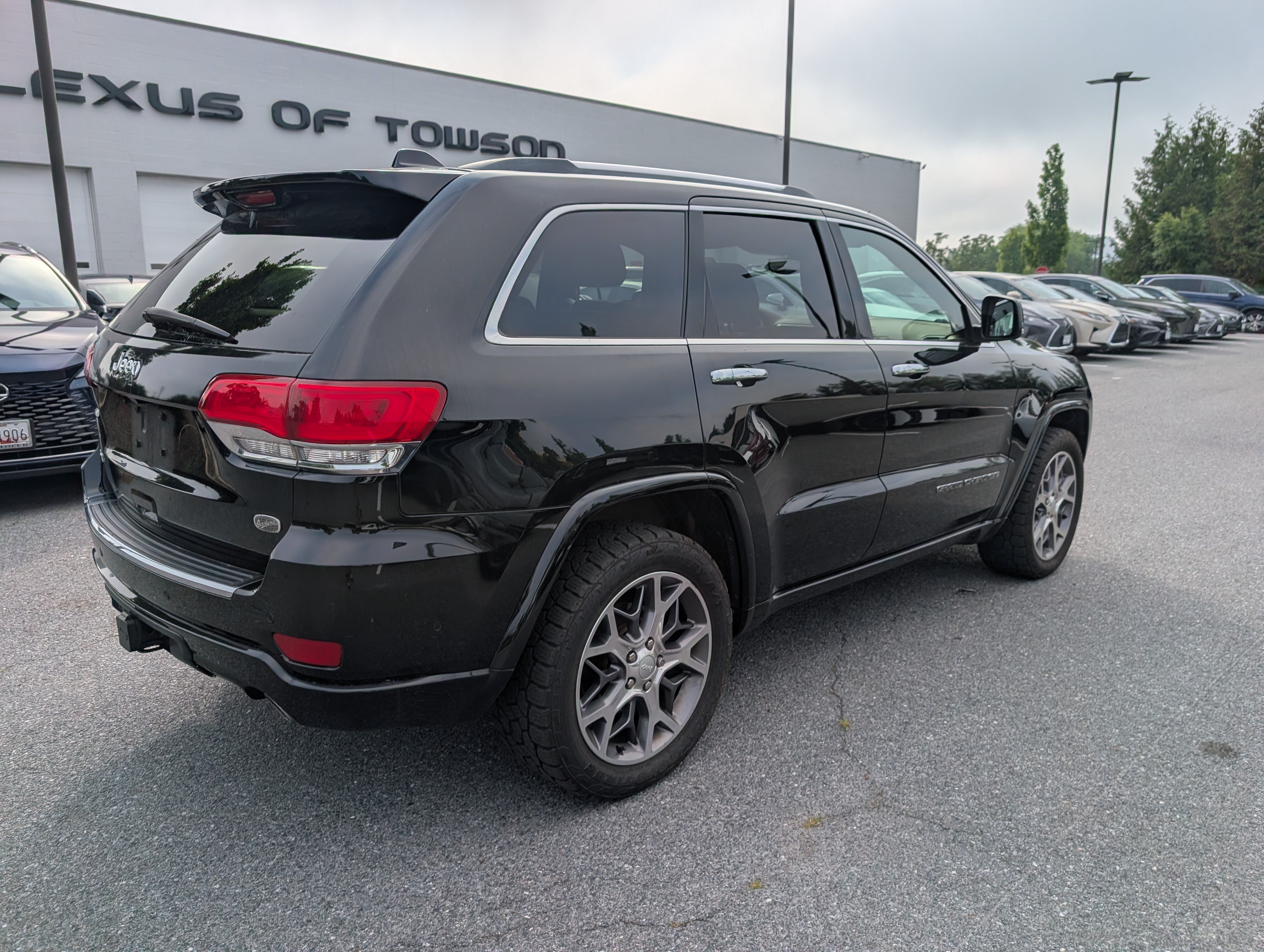 Used 2020 Jeep Grand Cherokee Overland AWD/4WD image 3