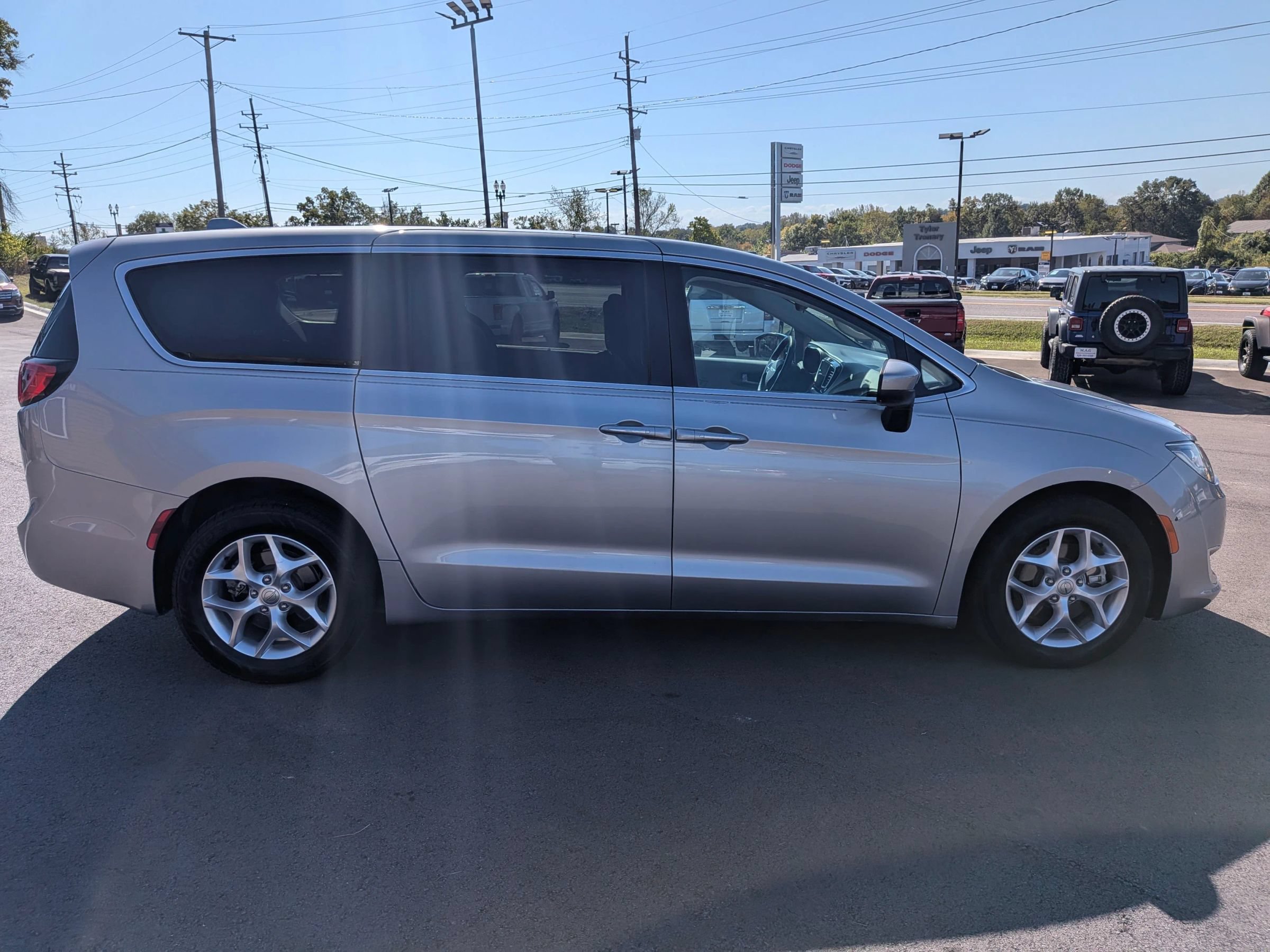 Used 2017 Chrysler Pacifica Touring Plus w/ Tire & Wheel Group FWD image 7