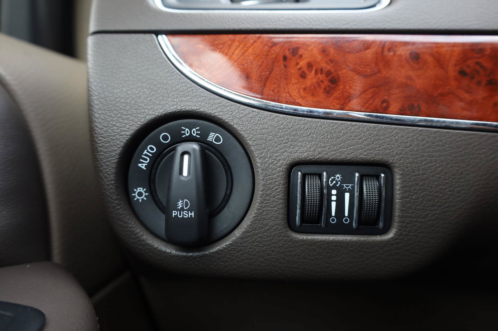 Used 2014 Chrysler Town & Country Touring FWD image 34