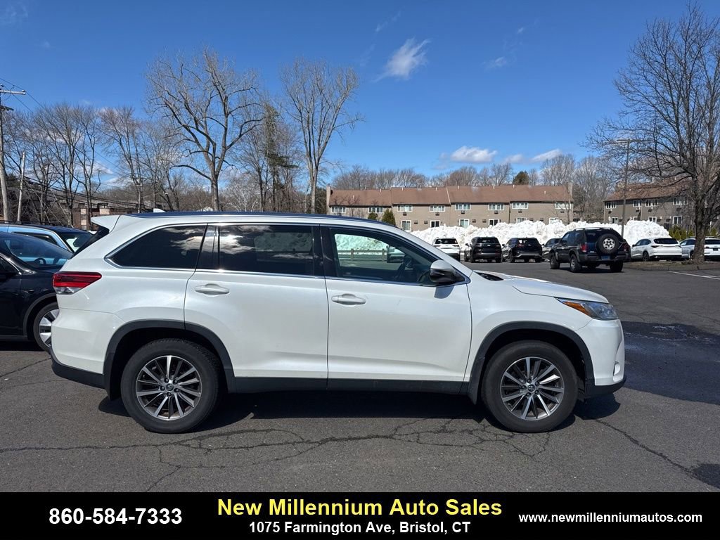 Used 2019 Toyota Highlander XLE image 1