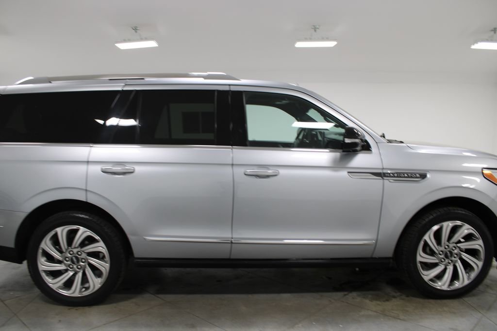 Used 2023 Lincoln Navigator Reserve AWD/4WD image 11