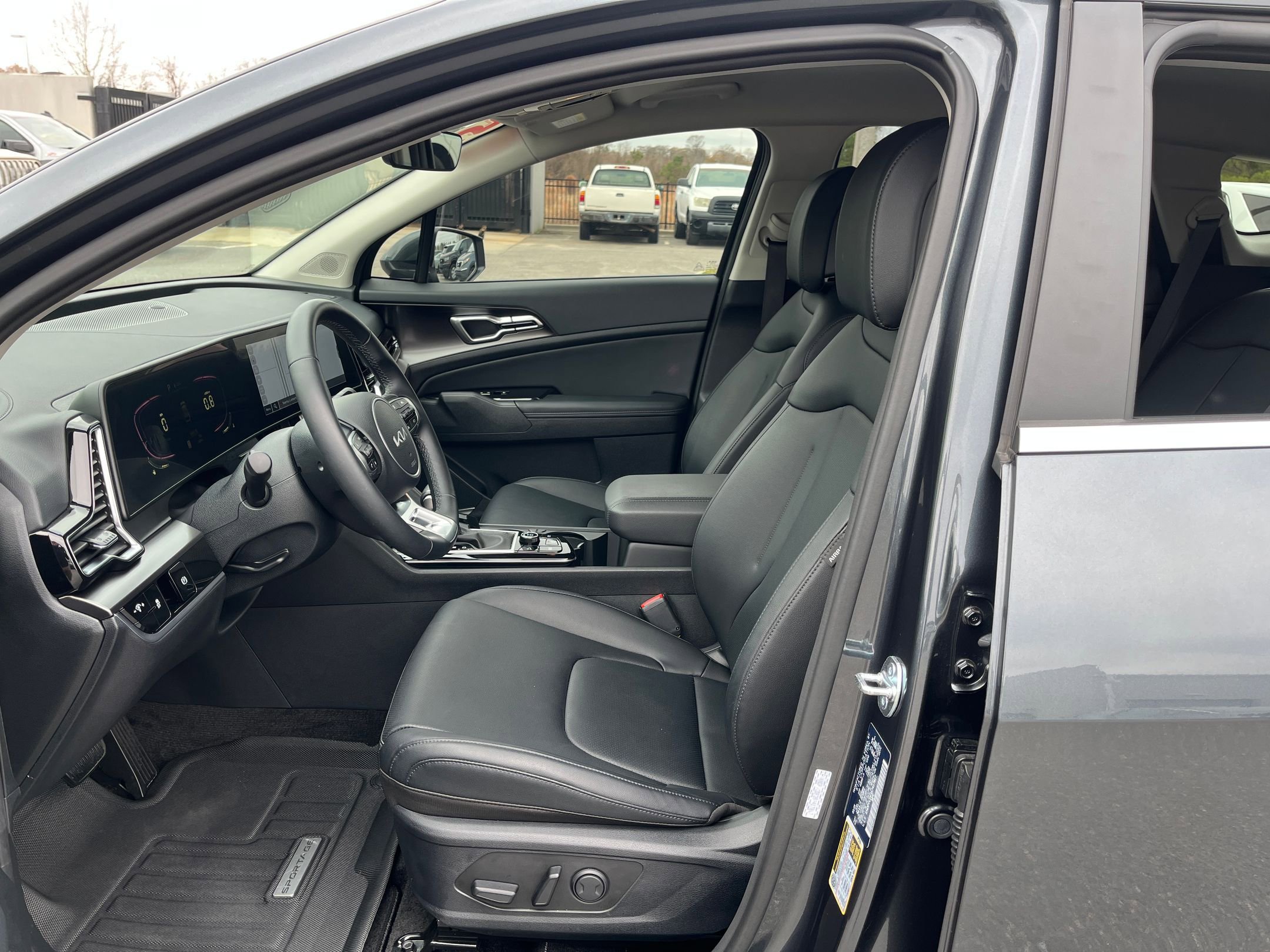 Used 2025 Kia Sportage EX image 29