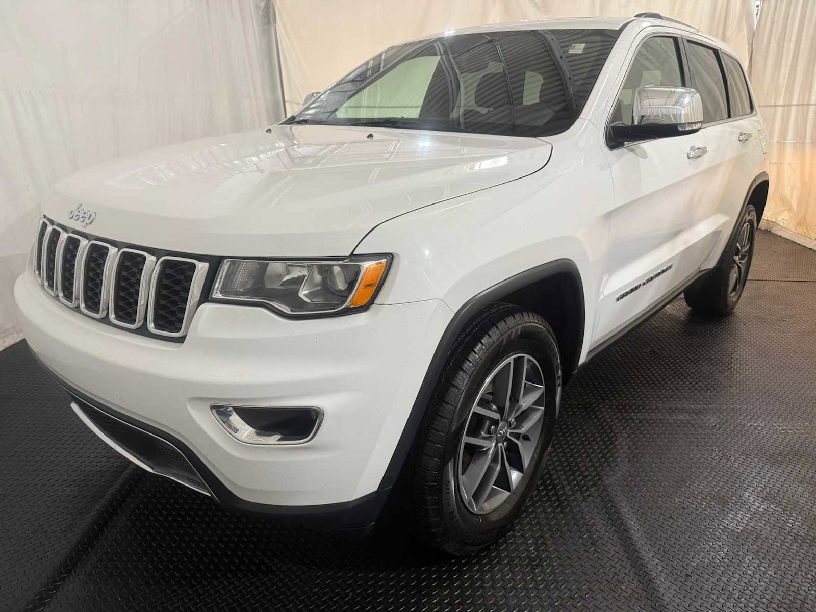 Used 2018 Jeep Grand Cherokee Limited AWD/4WD image 1