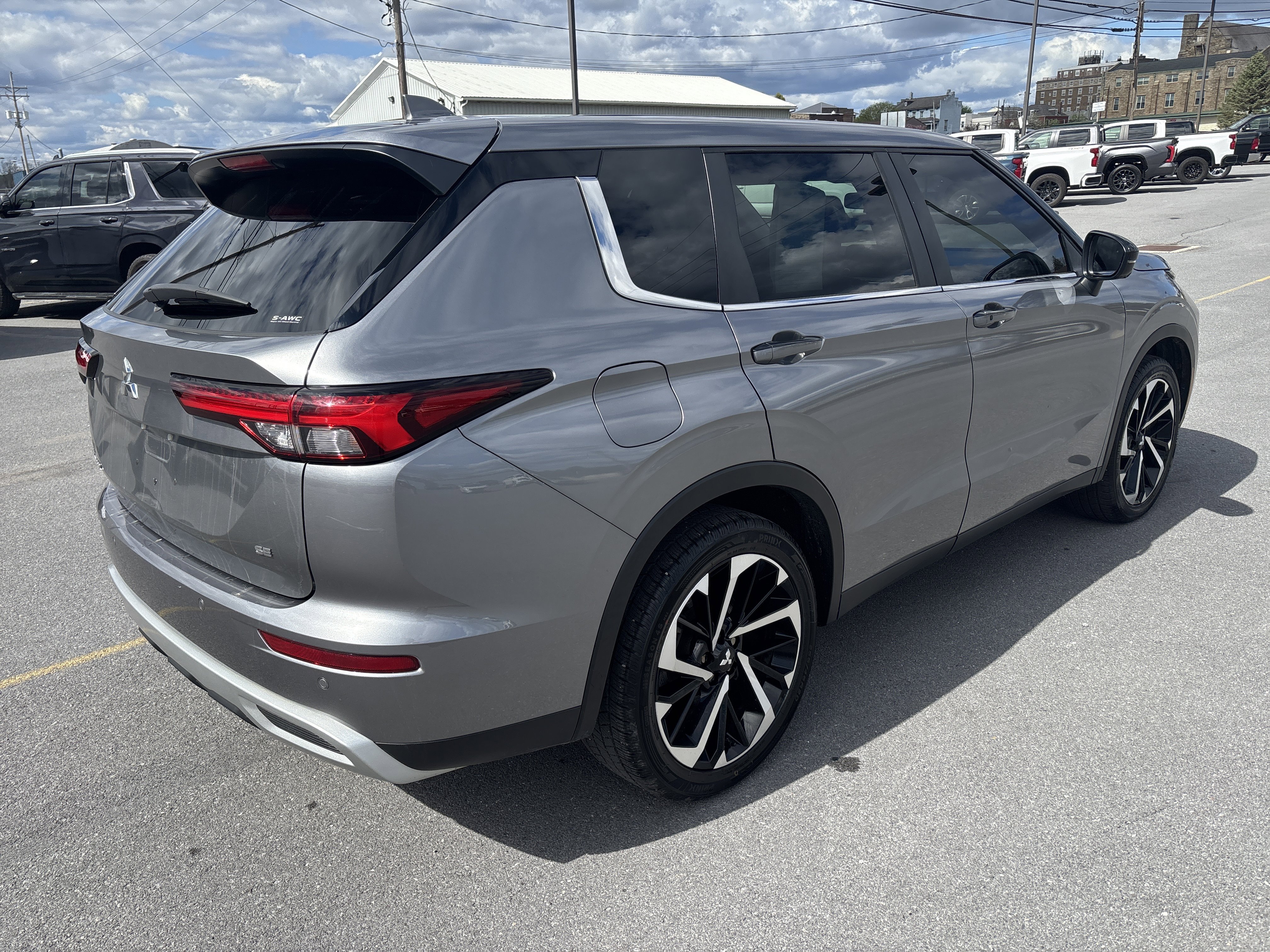 Used 2022 Mitsubishi Outlander SE video 3