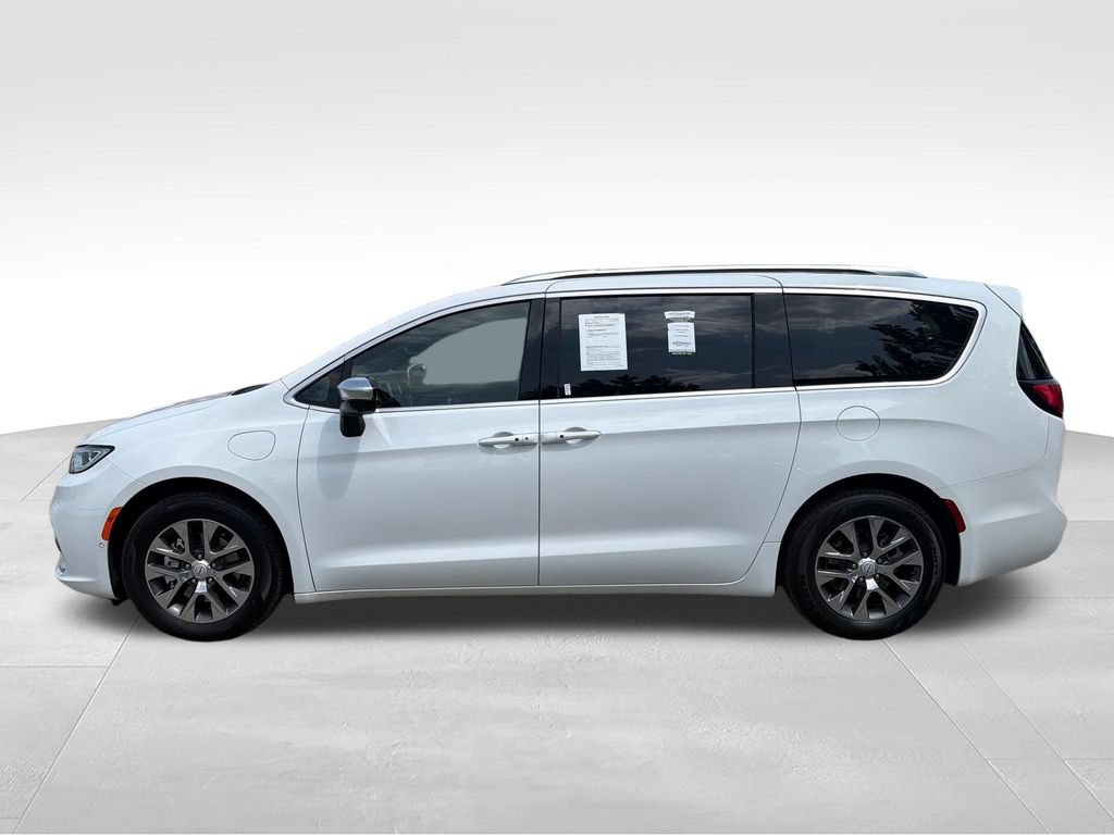 Used 2026 Chrysler Pacifica Pinnacle FWD image 2
