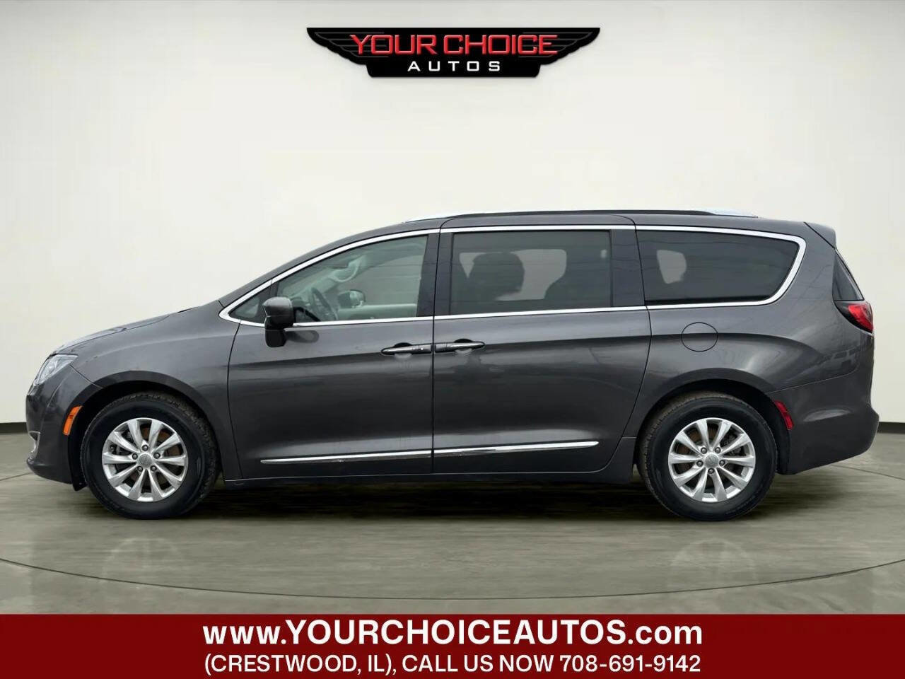 Used 2019 Chrysler Pacifica Touring-L image 2