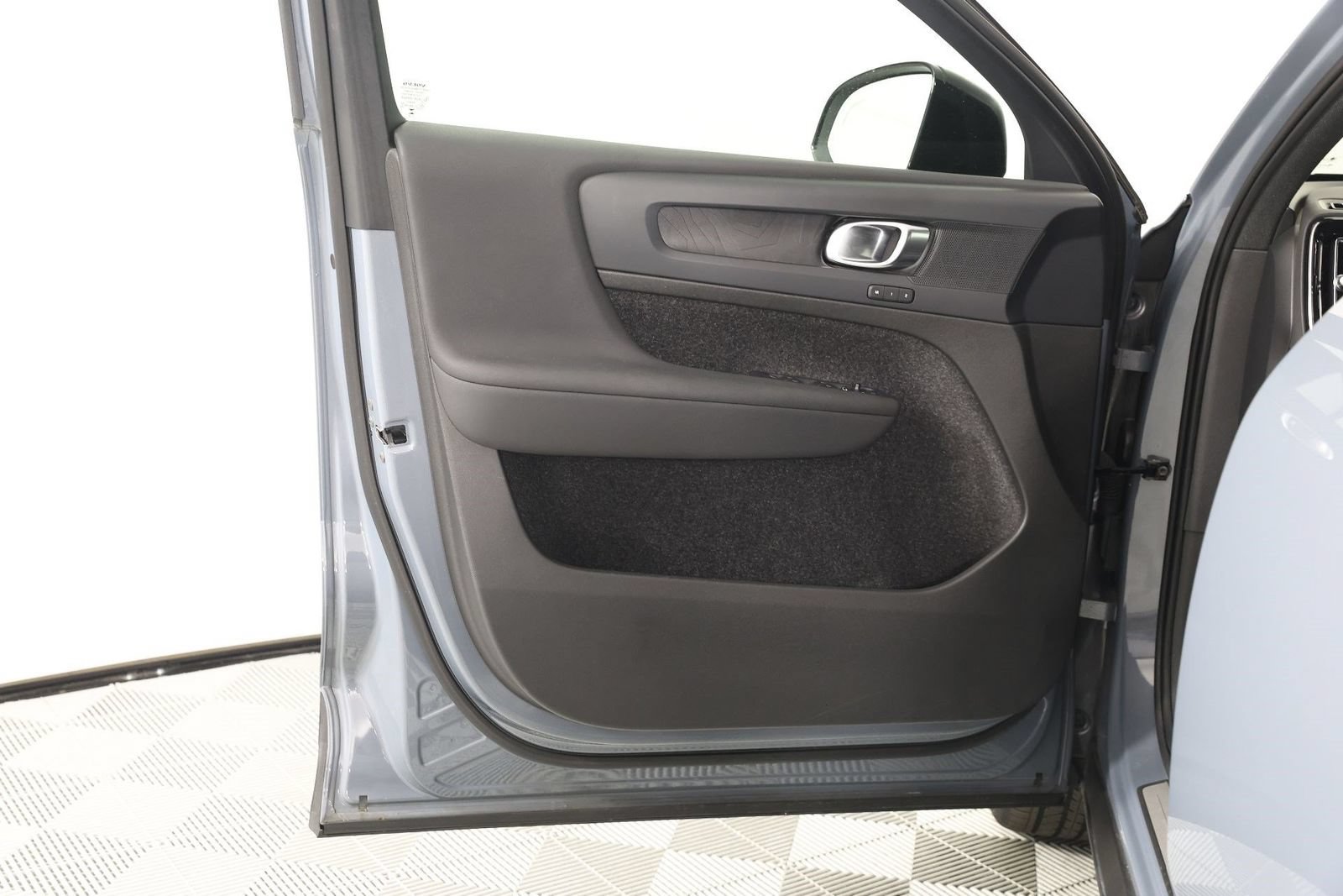 Certified 2023 Volvo C40 P8 Recharge Plus w/ Protection Package Premier AWD/4WD image 17