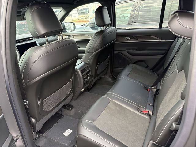 New 2026 Jeep Grand Cherokee Altitude image 8