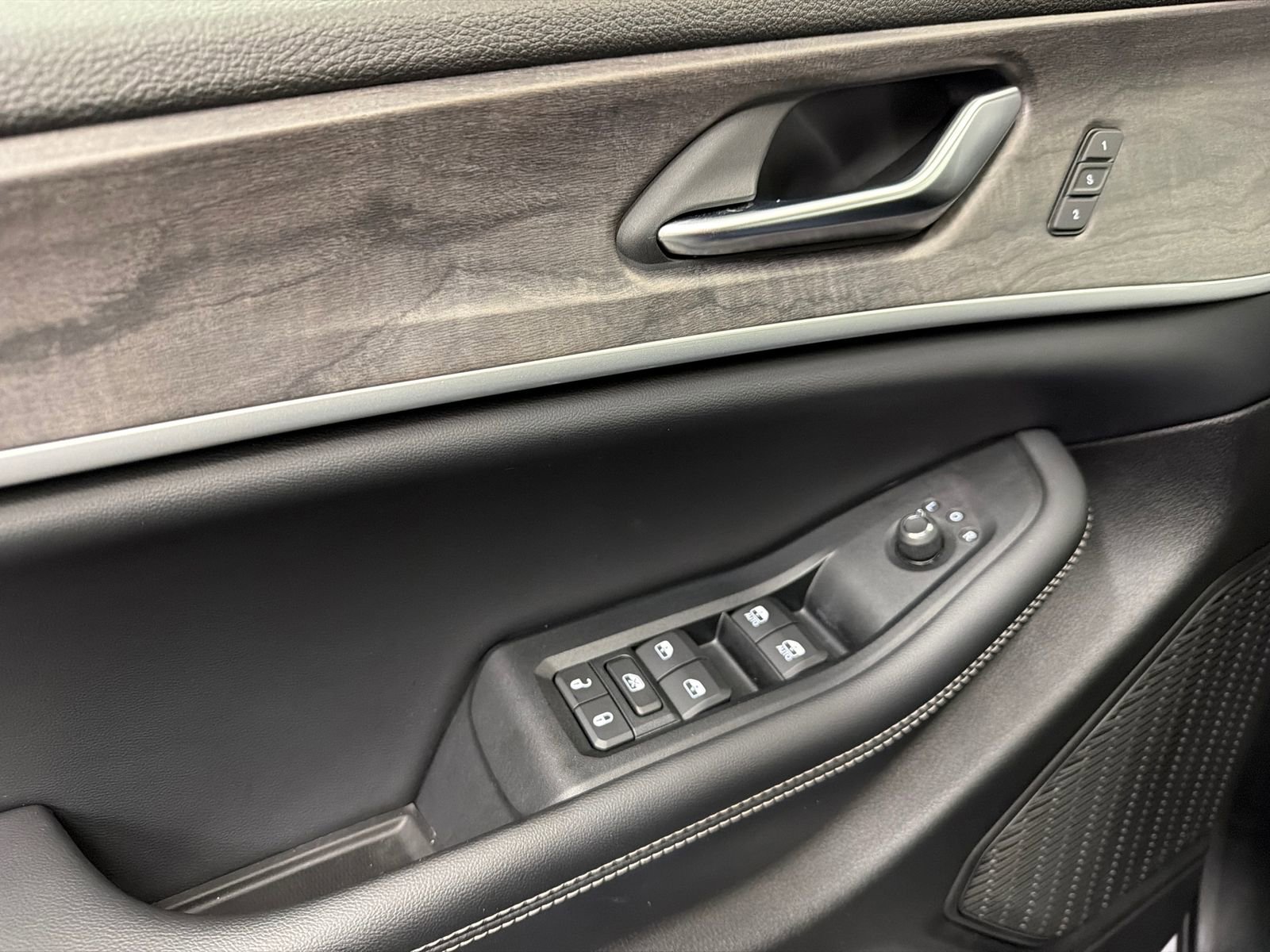 Used 2023 Jeep Grand Cherokee L Limited w/ Luxury Tech Group II image 36