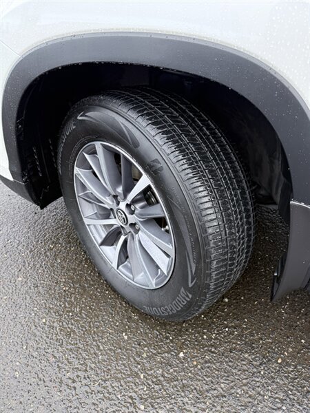 Used 2019 Toyota Highlander XLE AWD/4WD image 24