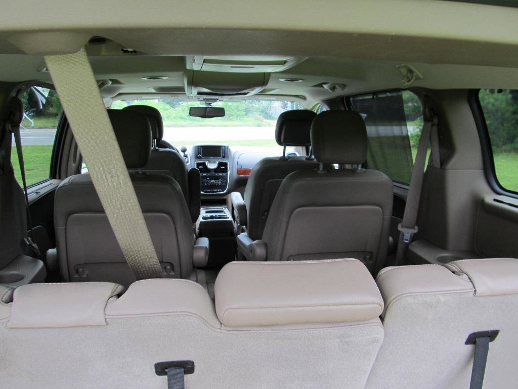 Used 2016 Chrysler Town & Country Touring-L image 34