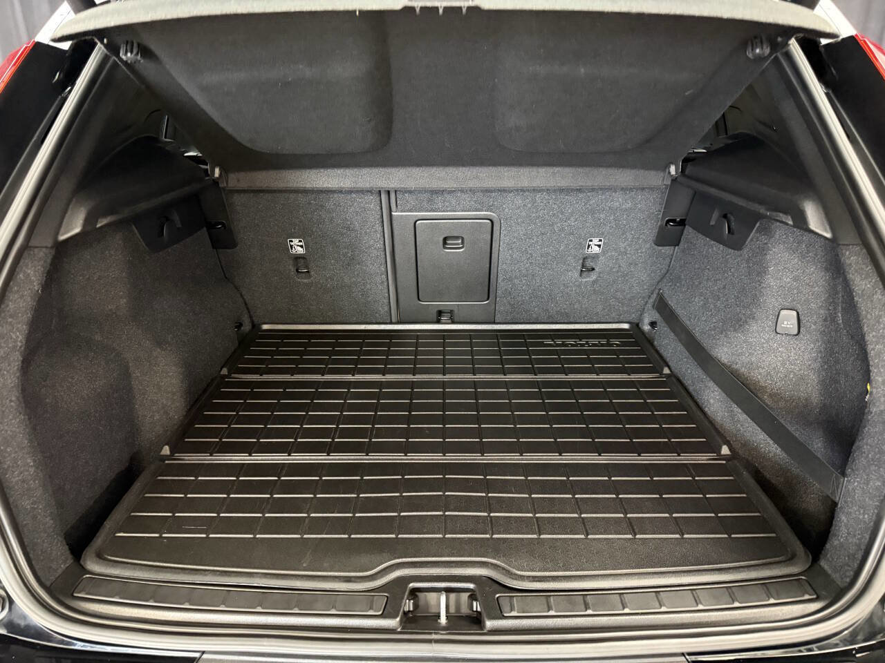 Used 2019 Volvo XC40 T5 Momentum image 26