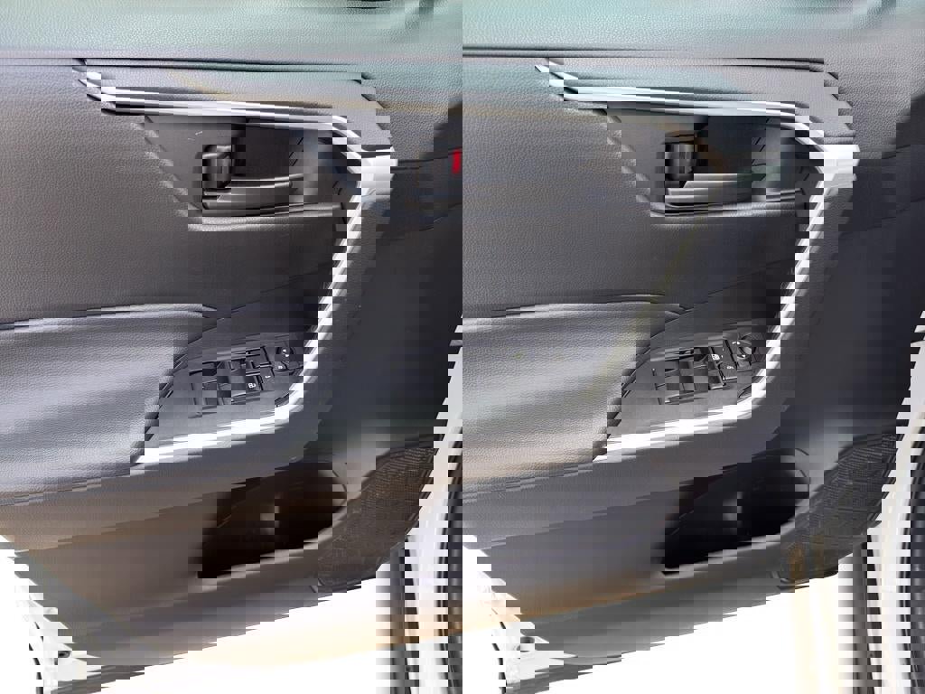 Used 2024 Toyota RAV4 LE AWD/4WD image 8