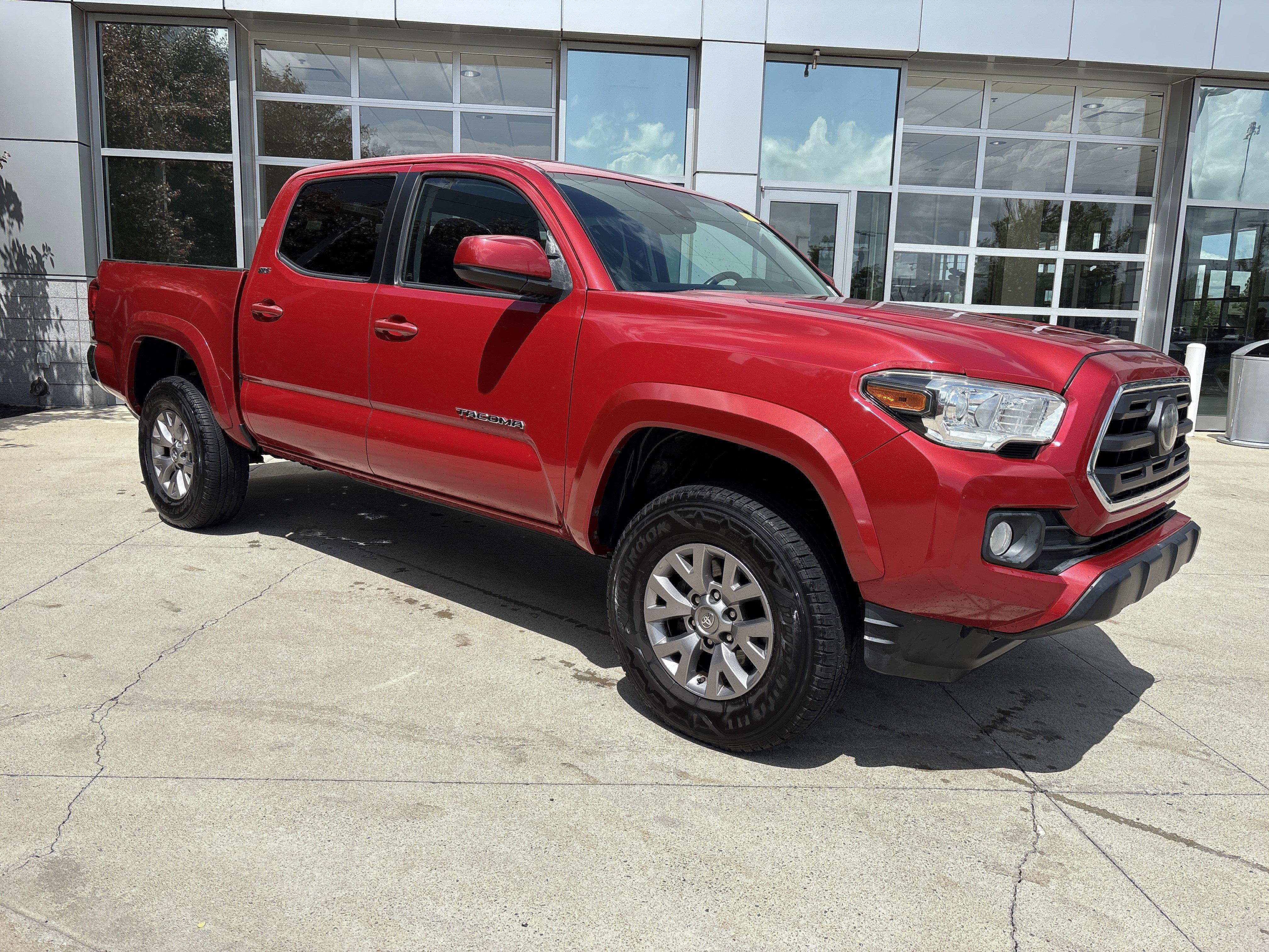 Used 2019 Toyota Tacoma SR5 AWD/4WD image 2