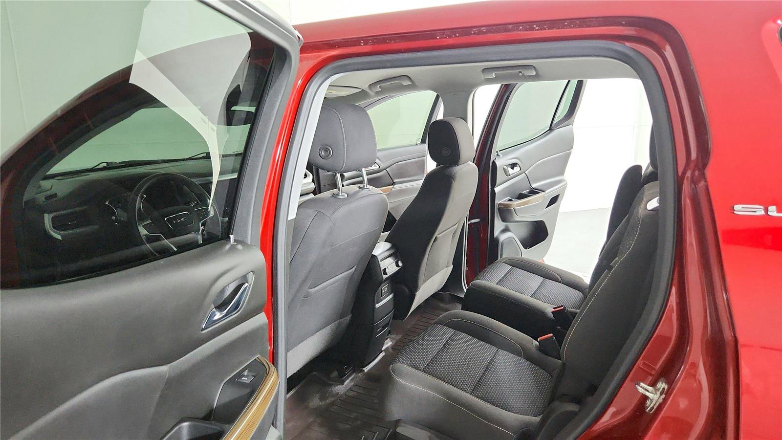 Used 2023 GMC Acadia SLE FWD image 17