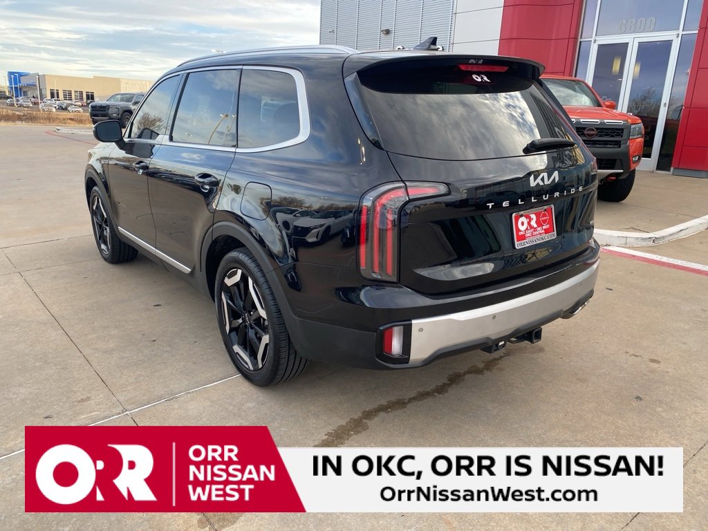 Used 2024 Kia Telluride EX w/ EX Captain's Chair Package image 3