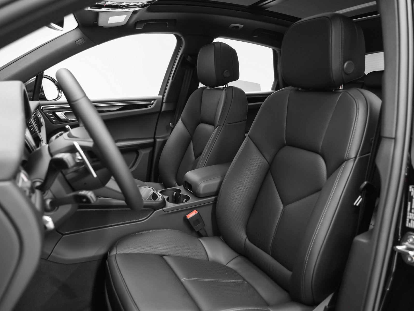 Certified 2025 Porsche Macan image 5