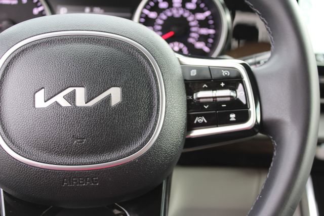 Used 2024 Kia Carnival EX image 21