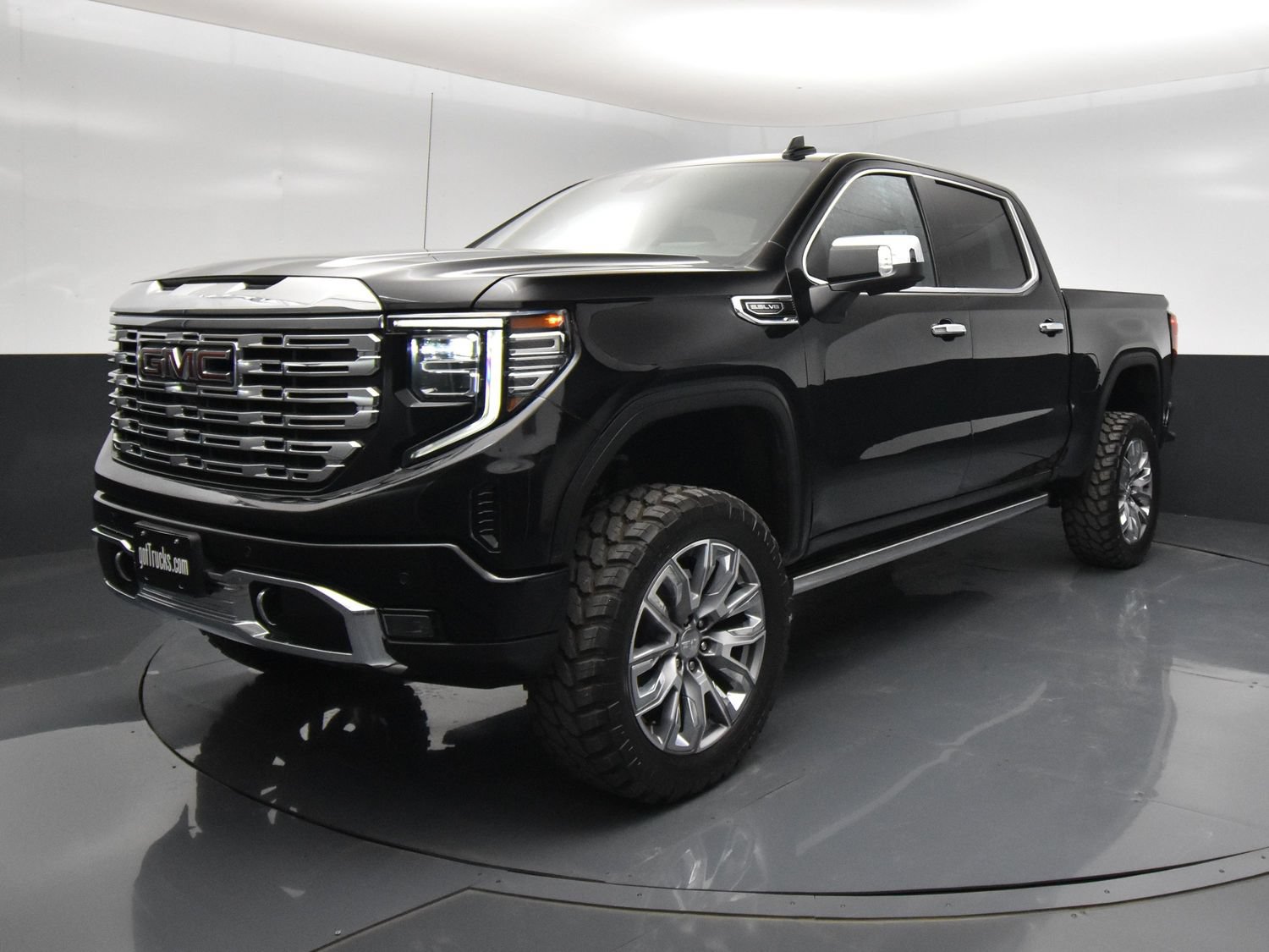 Used 2024 GMC Sierra 1500 Denali w/ Denali Reserve Package AWD/4WD image 2