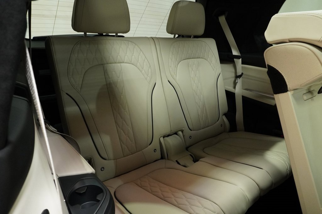 Used 2025 BMW X7 M60i image 17