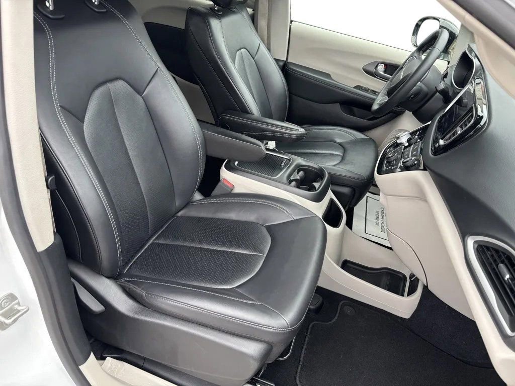 Used 2024 Chrysler Pacifica Touring-L image 31