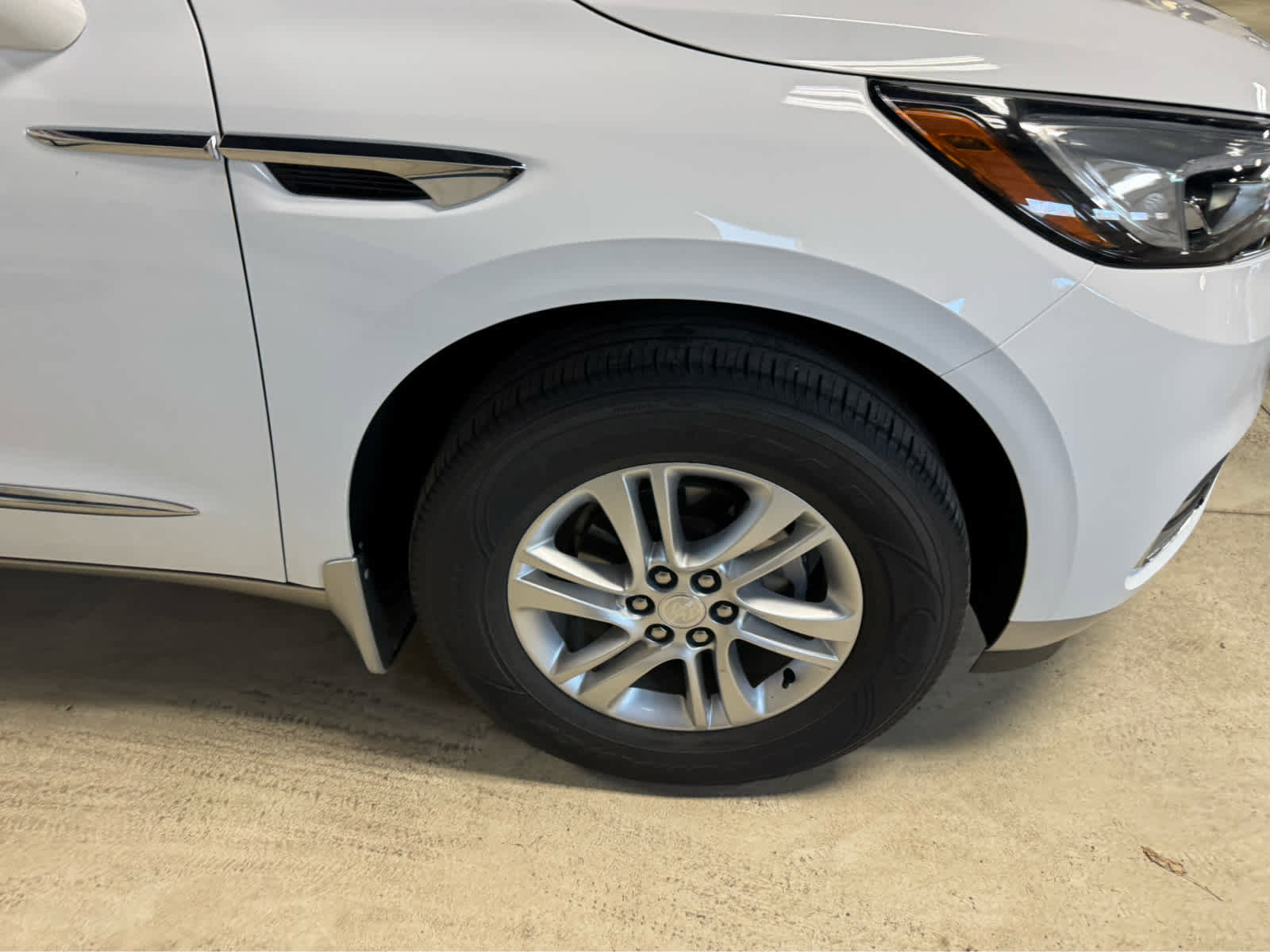 Used 2020 Buick Enclave Essence w/ Sound and Sites Package AWD/4WD image 7