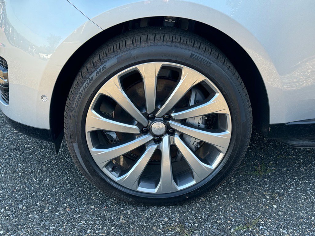 New 2025 Land Rover Range Rover SE image 4