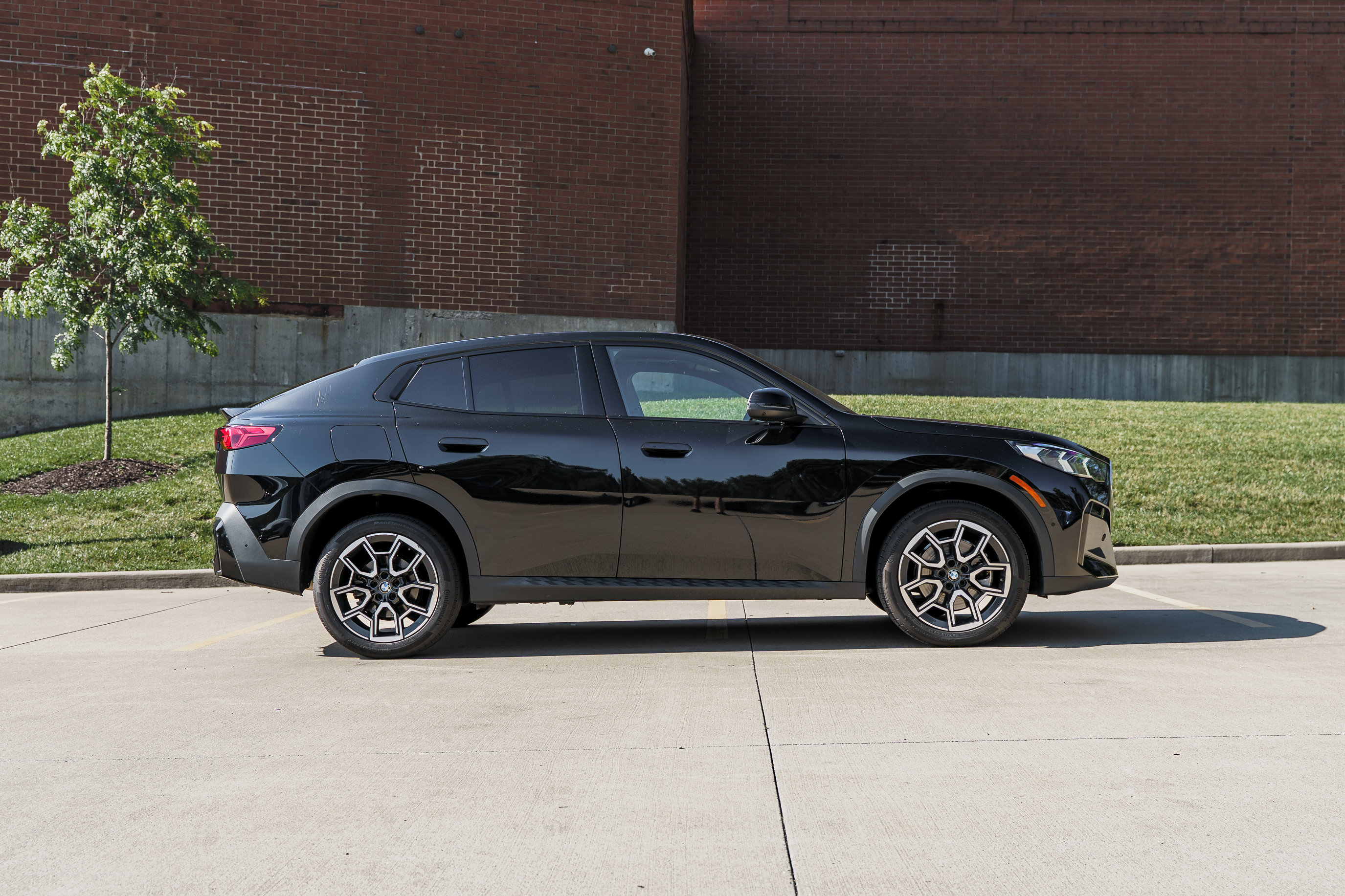 Used 2025 BMW X2 xDrive28i AWD/4WD image 3