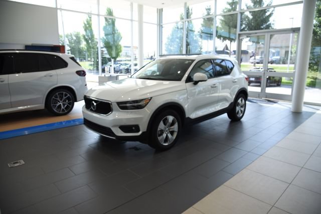 Used 2021 Volvo XC40 T5 Momentum w/ Premium Package AWD/4WD image 2