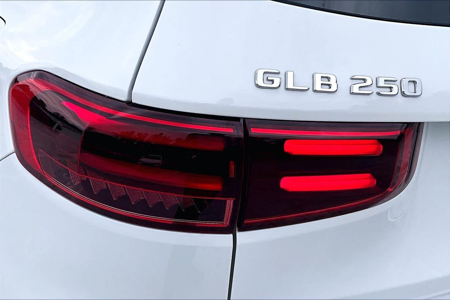 Used 2025 Mercedes-Benz GLB 250 4MATIC image 29