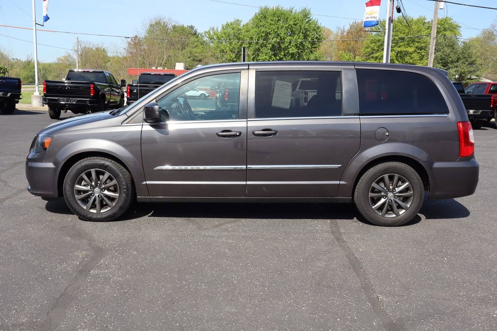 Used 2015 Chrysler Town & Country S w/ Driver Convenience Group FWD image 32