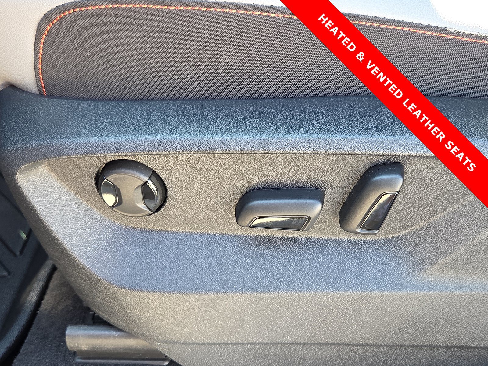 Used 2025 Volkswagen Atlas Peak Edition SE AWD/4WD image 16