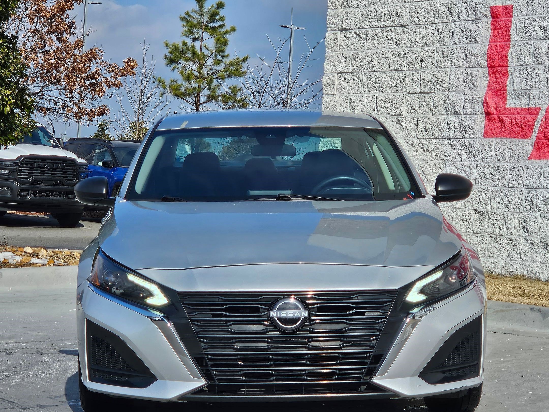 Used 2024 Nissan Altima 2.5 SV image 2