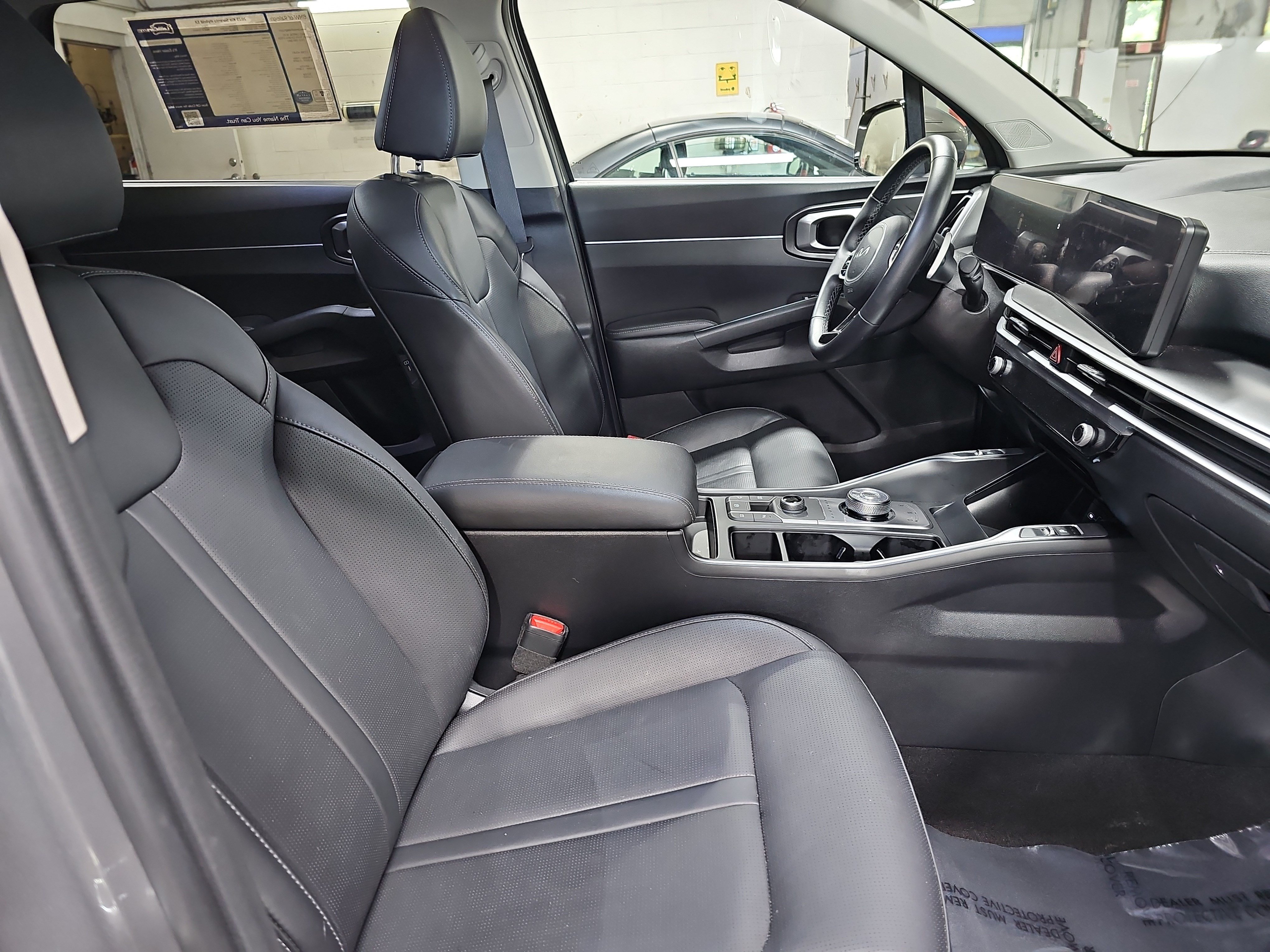 Used 2025 Kia Sorento EX AWD/4WD image 10