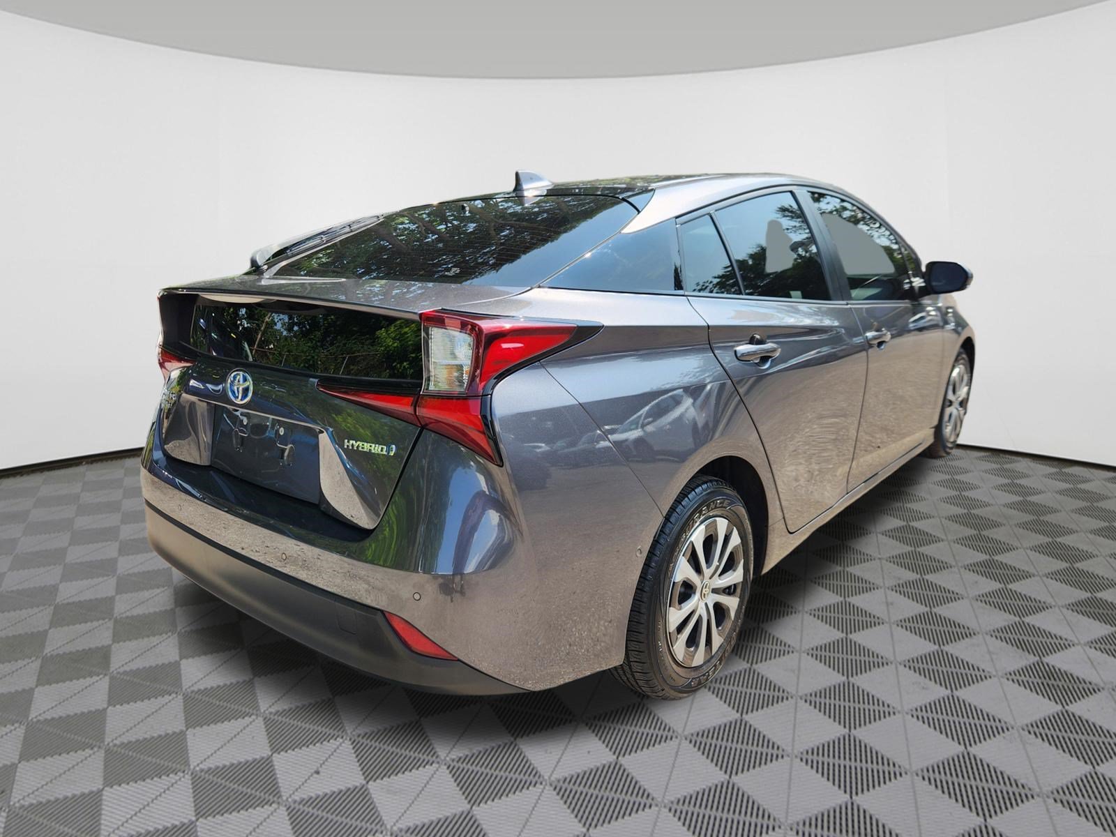 Used 2022 Toyota Prius LE AWD/4WD image 4
