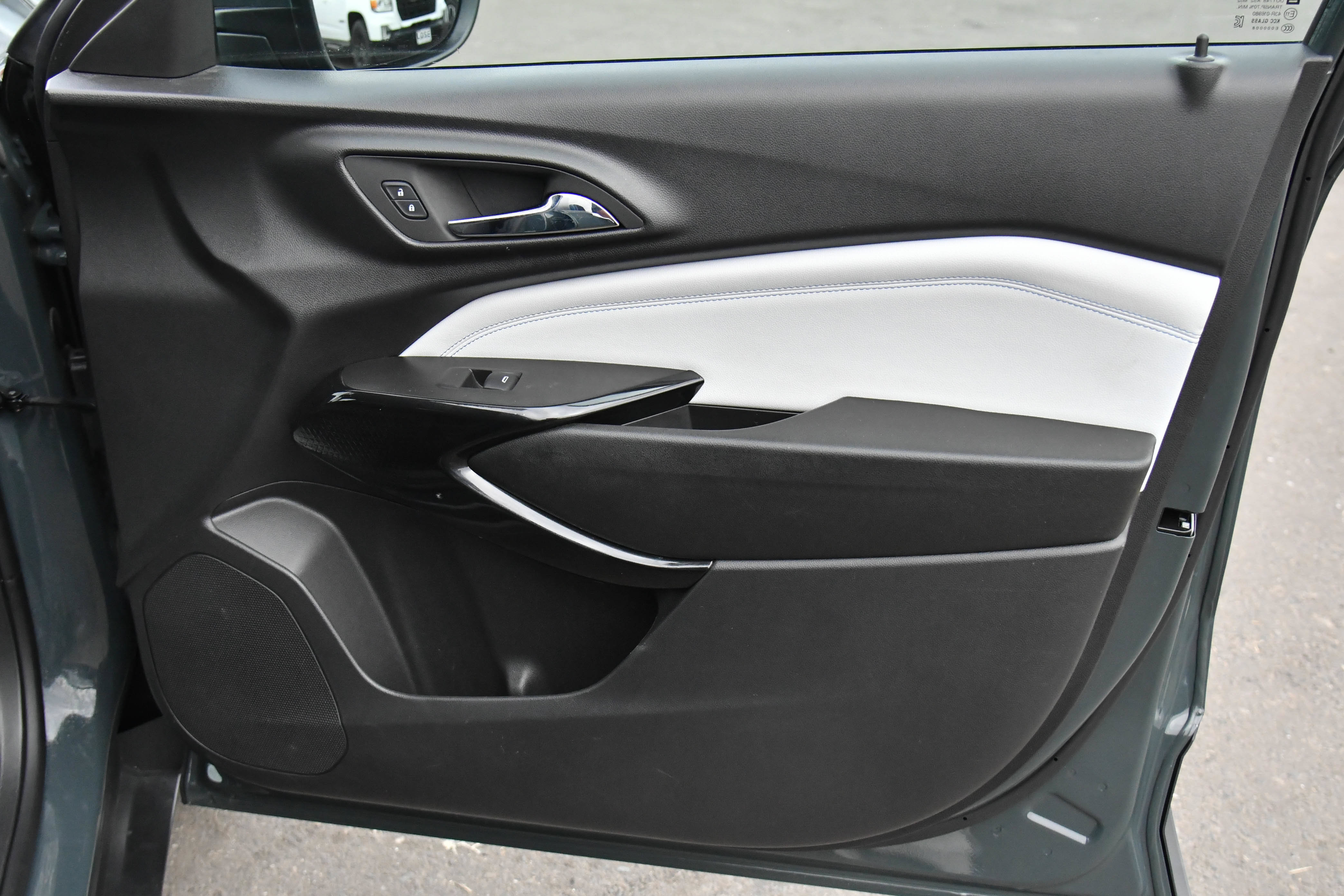 Used 2025 Chevrolet Trax LT FWD image 42