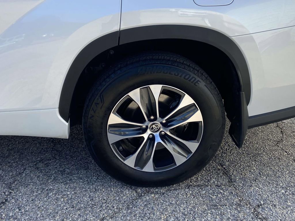 Used 2025 Toyota Highlander XLE image 8
