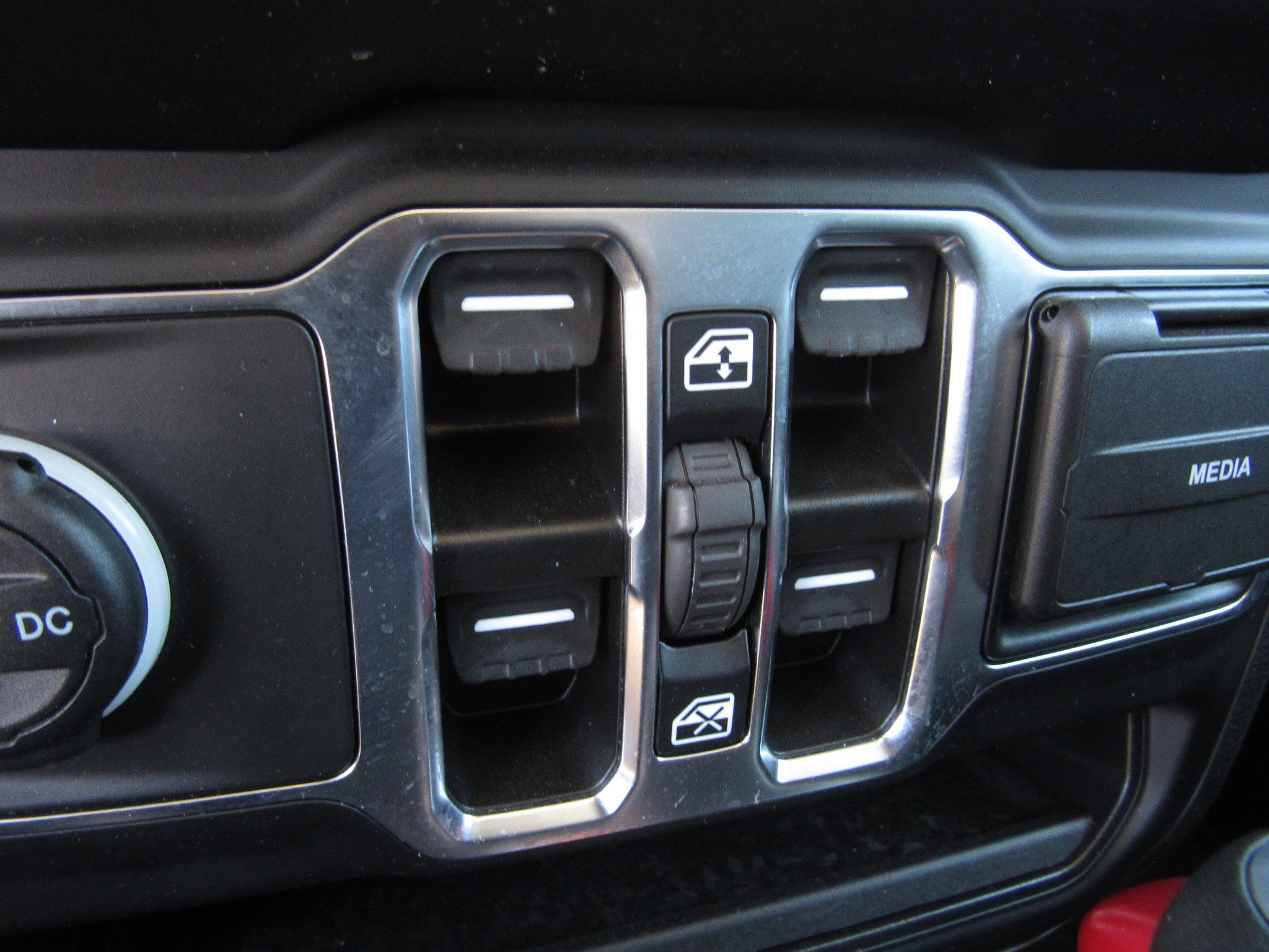 Used 2023 Jeep Wrangler Unlimited Sahara AWD/4WD image 21