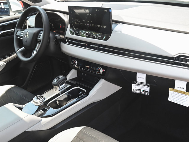 New 2025 Mitsubishi Outlander SE image 33