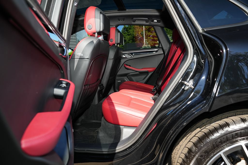 Certified 2026 Porsche Macan AWD/4WD image 32