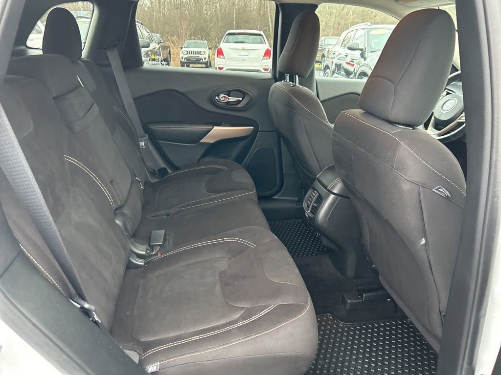 Used 2017 Jeep Cherokee Latitude w/ Cold Weather Group image 19
