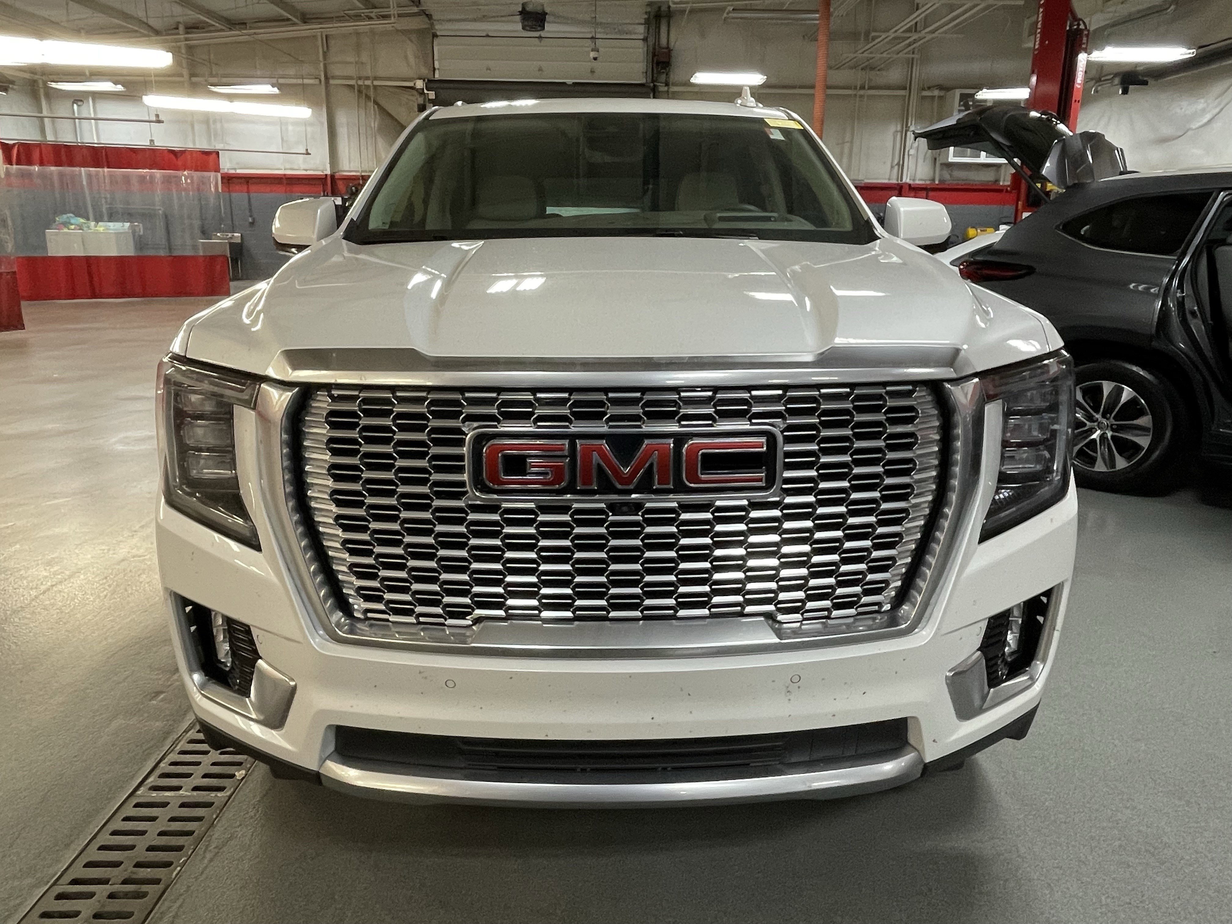 Used 2024 GMC Yukon Denali w/ Advanced Technology Package AWD/4WD image 3