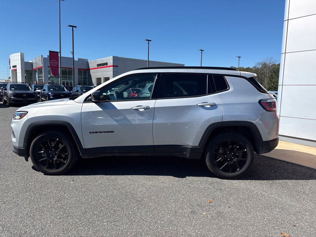 Used 2025 Jeep Compass Latitude w/ Convenience Group AWD/4WD image 7