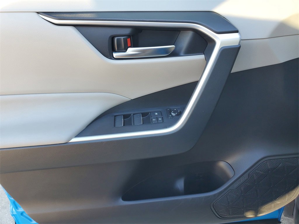 Used 2020 Toyota RAV4 XLE Premium image 18