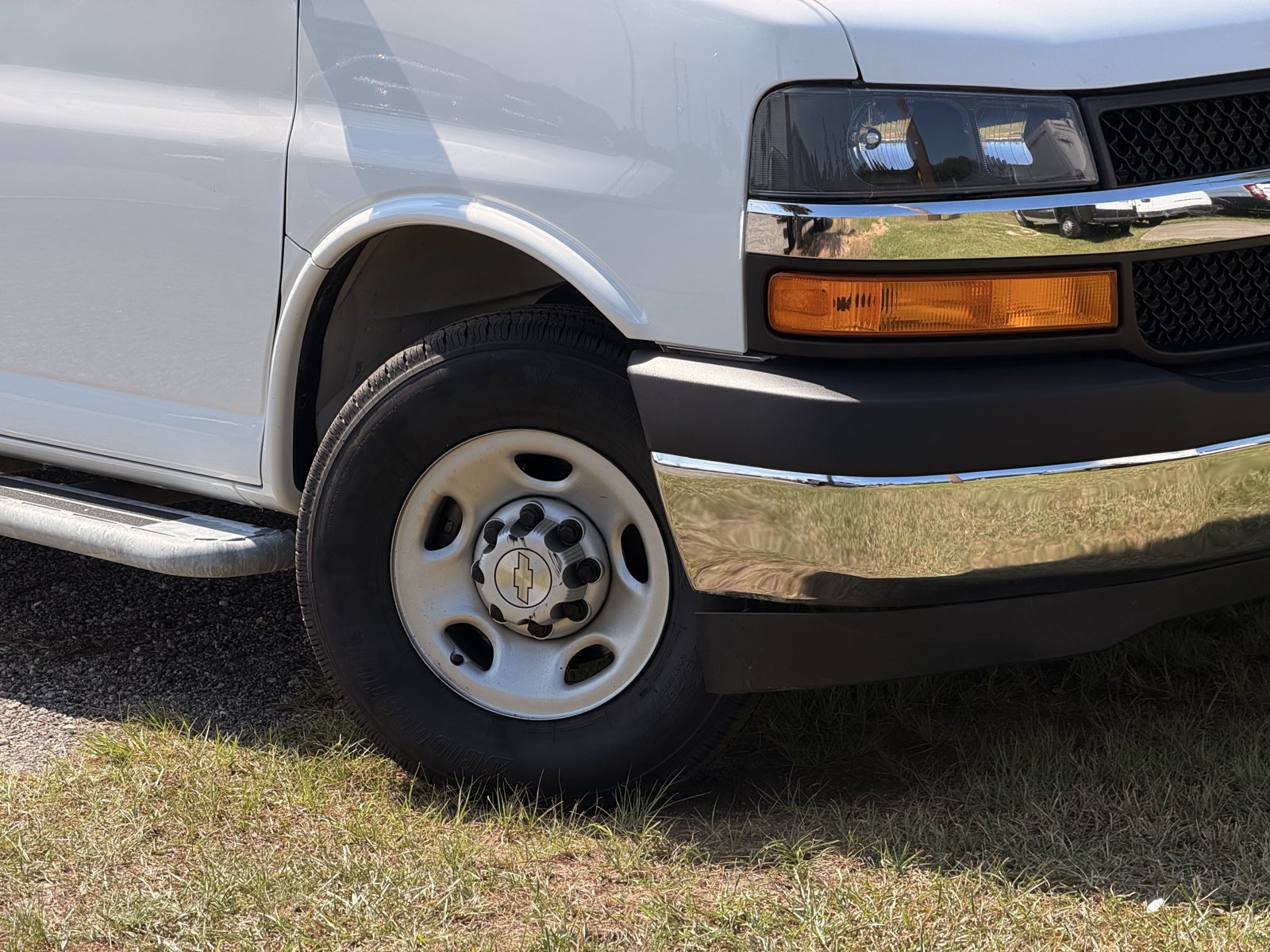 Used 2024 Chevrolet Express 2500 w/ Driver Convenience Package RWD image 3