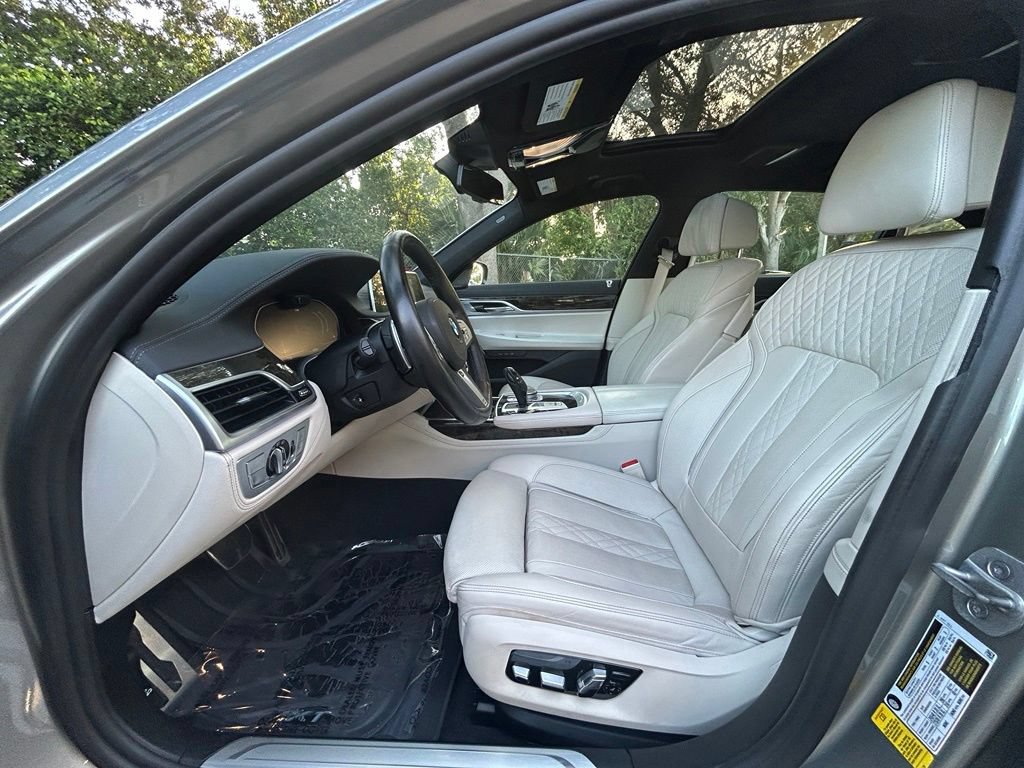 Used 2022 BMW 740i w/ M Sport Package RWD image 10